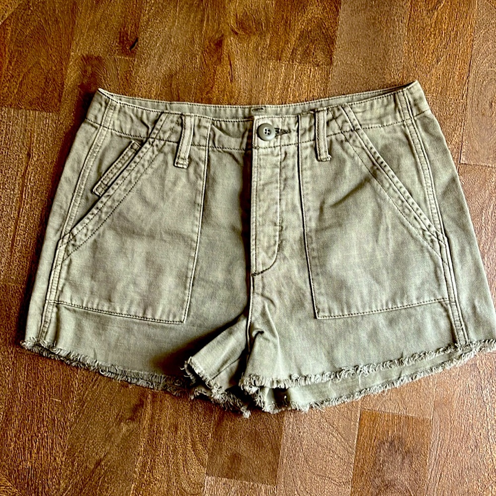 ✨EUC✨ AMERICAN EAGLE RAW HEM BUTTON FLY SHORTS in SAGE SZ 4